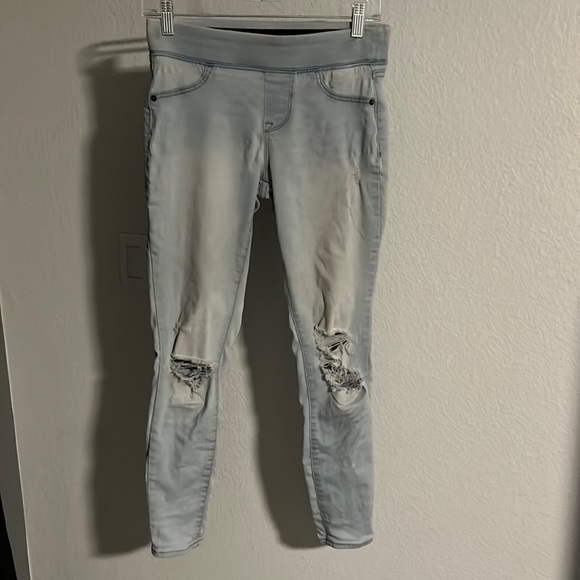 Light wash Old Navy jeggings. Lightly worn. Holes in both knees. Stretchy. - Picture 1 of 5